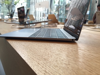 新型MacBook スペースグレーを横から撮影