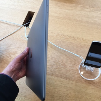 新型MacBook 薄さ
